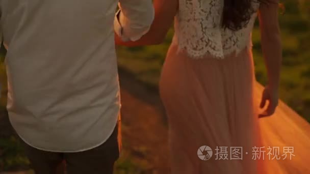 亚洲对恋人走在农村的地方视频