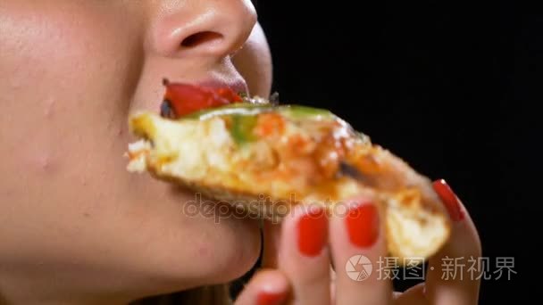 年轻女人嘴巴吃披萨的特写视图视频