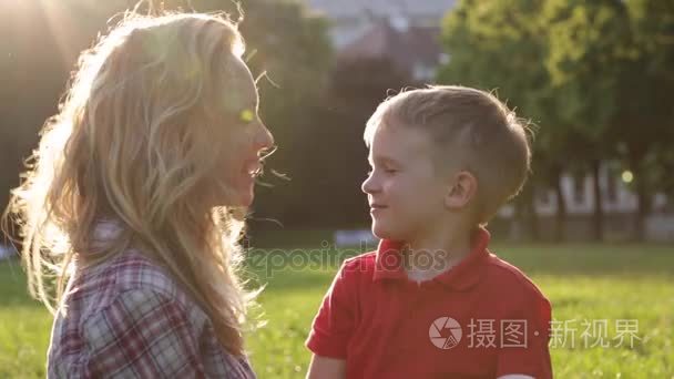 快乐的孩子亲吻他微笑的妈妈视频