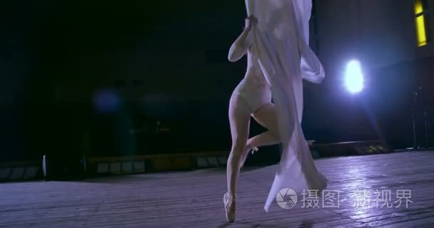 白色的空中丝绸，女人舞蹈家空中扭曲