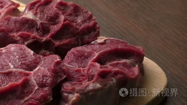 木制切板上的新鲜生牛肉视频