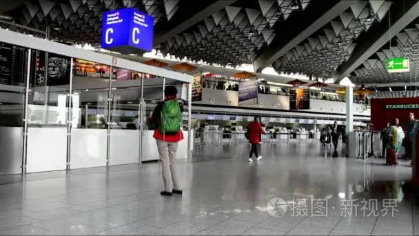 乘客在法兰克福国际机场大厅之一。终端 c.时间流逝