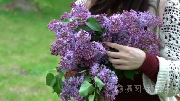 女人抱着一束丁香花，开花期