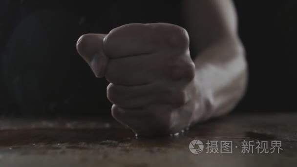 人打他的拳头在显示侵略的湿表视频