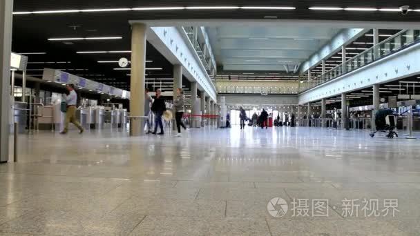 乘客在法兰克福国际机场大厅之一。终端 c