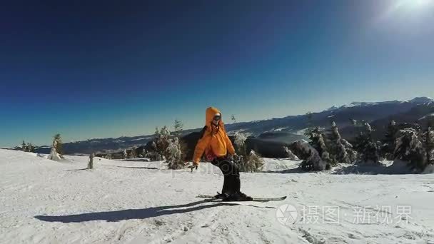 女人血统上滑雪板从雪山山脉视频