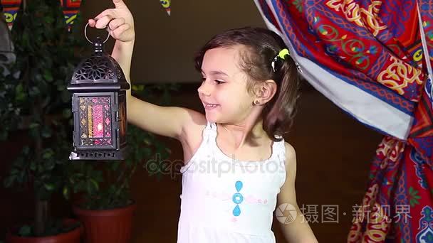 年轻女孩玩斋月灯笼视频
