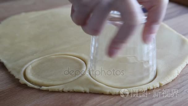 女手切出面团圆环准备饼干