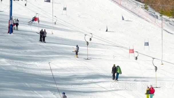 高山滑雪度假村休息的游客视频