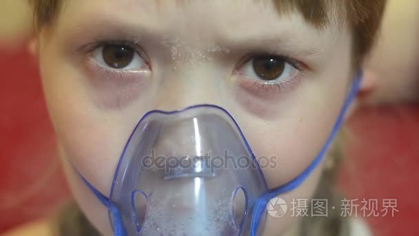 吸入治疗儿童呼吸面罩吸入剂，在医院中的女孩