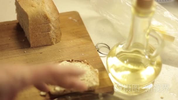 片为法国吐司面包上涂的黄油视频