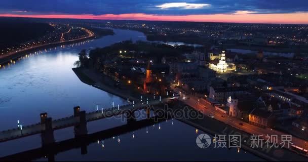 旧城夜间城市鸟瞰图视频