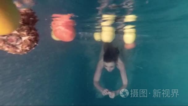 水下摄影的女孩和水果视频