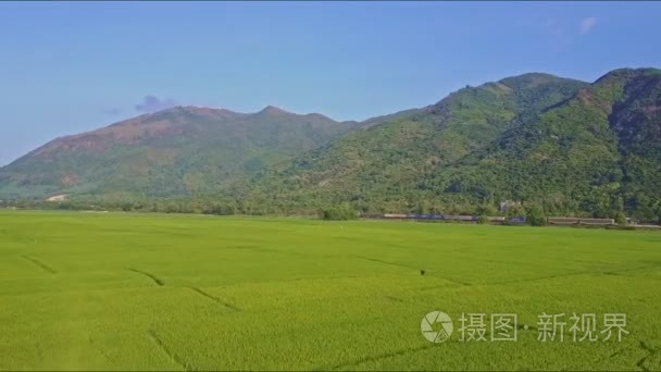 稻场遥远火车和巨大的山脉