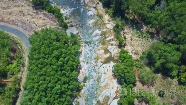 山区河流与岩石和瀑布的级联视频