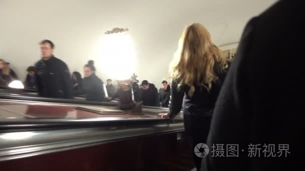 自动扶梯在莫斯科地下的人视频