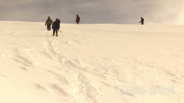 阿尔泰山中徒步旅行的游客视频