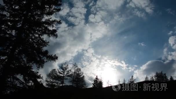 多云的天空在日落时在阿尔泰山视频