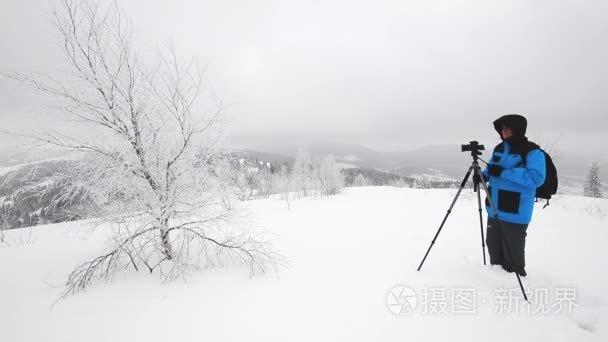 喀尔巴阡森林与男摄影师视频