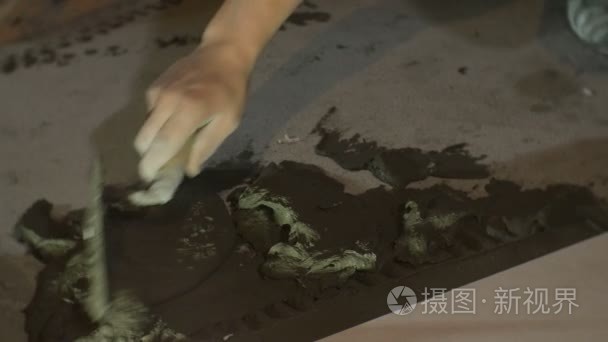 工人把水泥胶水放在地板上视频