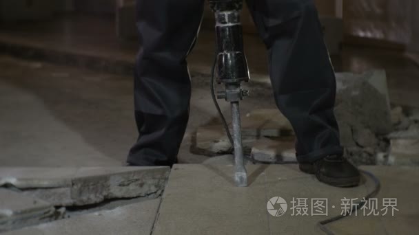 工人用电钻崩溃瓷砖视频