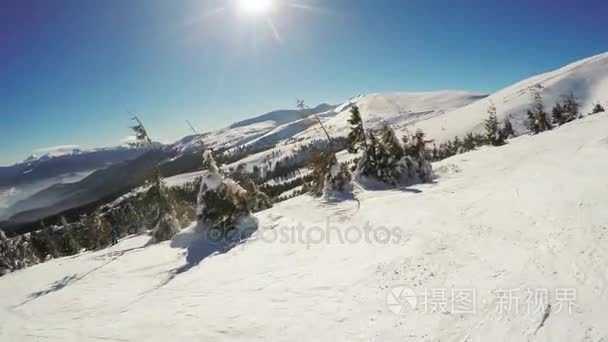 雪覆盖的斜坡和吃了视频