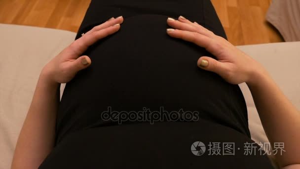 Pov 的角度来看的孕妇肚子戴订婚戒指和爱抚她里面的婴儿