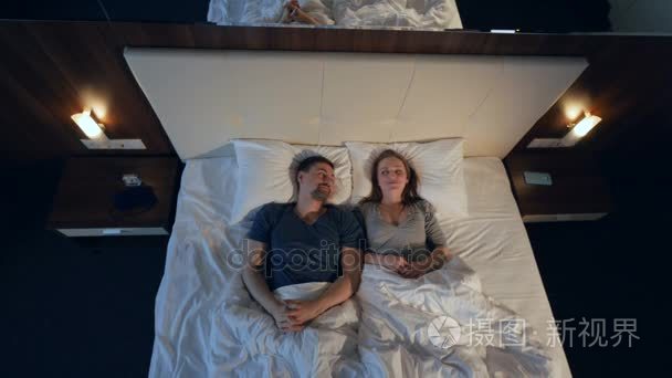 拍摄从上面的两个快乐的人要睡觉。4 k
