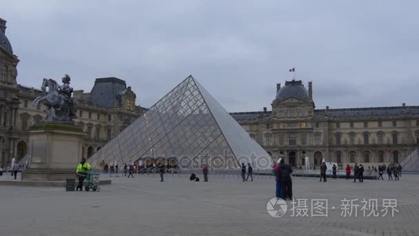 在巴黎的罗浮宫博物馆