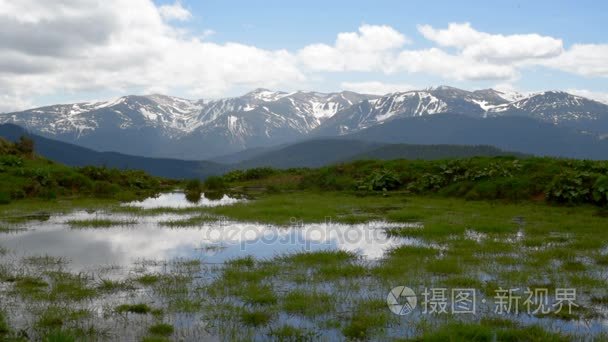 在一个高山湖泊白云倒影视频