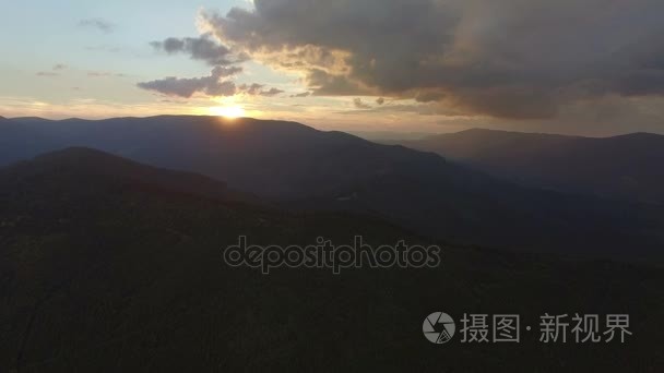 七彩的晚霞，在山中。空中的镜头