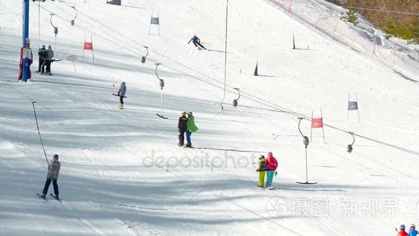 高山滑雪度假村休息的游客视频