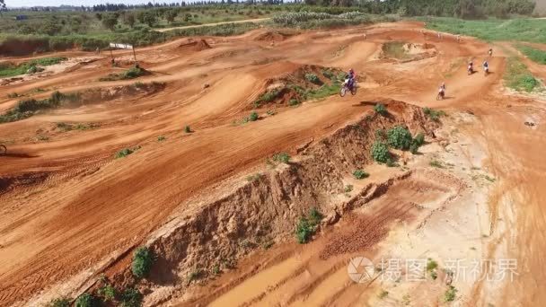 摩托车赛道在沙漠中视频