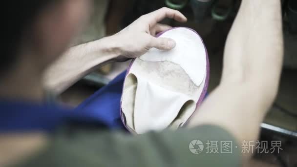 鞋匠胶合制革生产定制的鞋视频