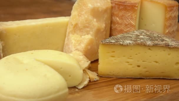 法国人的一张小木桌上的奶酪视频