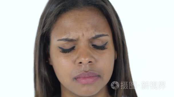 伤感的美国黑人女子脸靠得很近视频