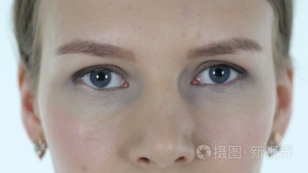 美丽的女性眼睛闪烁短视频