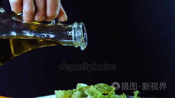 在一个玻璃碗沙拉橄榄油倒视频