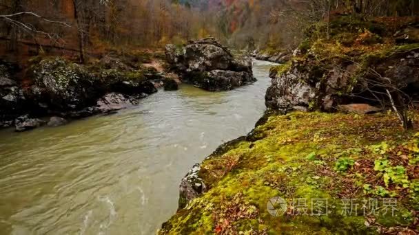 秋季风景与山区河流视频