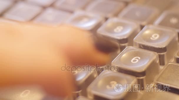 女性的手指在键盘上按按钮视频