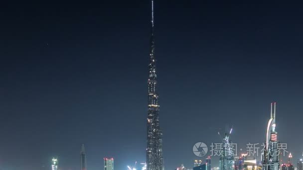 从顶部迪拜，阿拉伯联合酋长国迪拜市区酒店晚上游戏中时光倒流查看