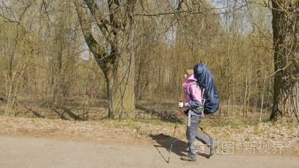 女孩是走路或是欣赏美景视频