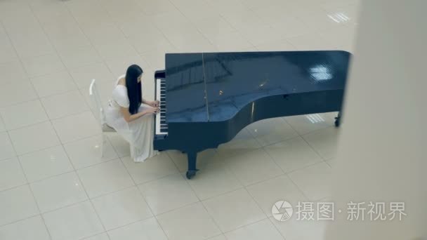 这位音乐家在弹钢琴。没有脸。4 k视频