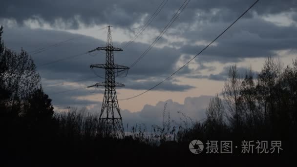 输电铁塔黄昏鸟飞来的羊群视频