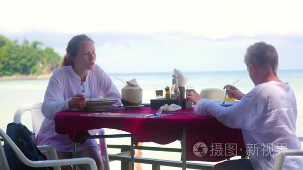 家庭在上海滩餐厅用餐视频