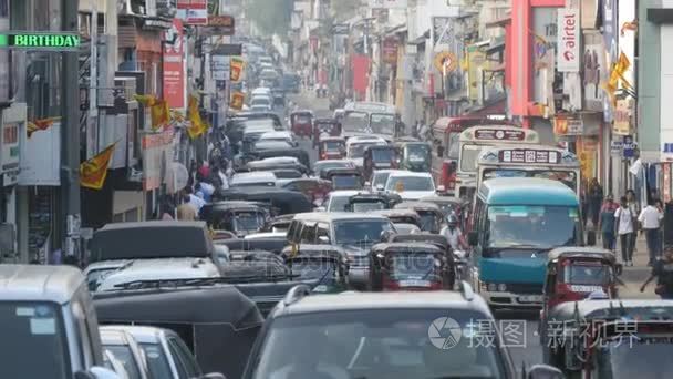 斯里兰卡康提2 月 11 日，2017Asian 交通。背景的繁华的大城市有许多的人和车。关闭