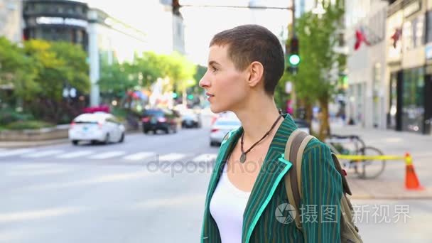 在一个繁忙的马路旁边城里女人视频