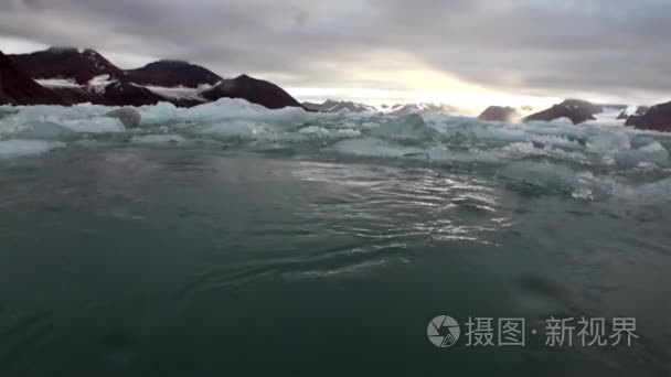 浮冰前进山在斯瓦尔巴群岛北冰洋水背景