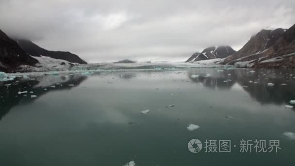 浮冰前进山在斯瓦尔巴群岛北冰洋水背景