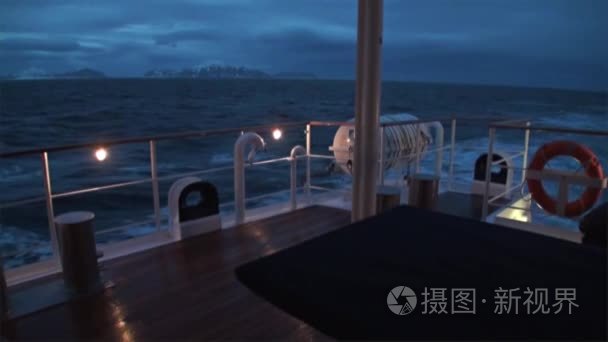 回船晚上在山上的北冰洋水背景视频